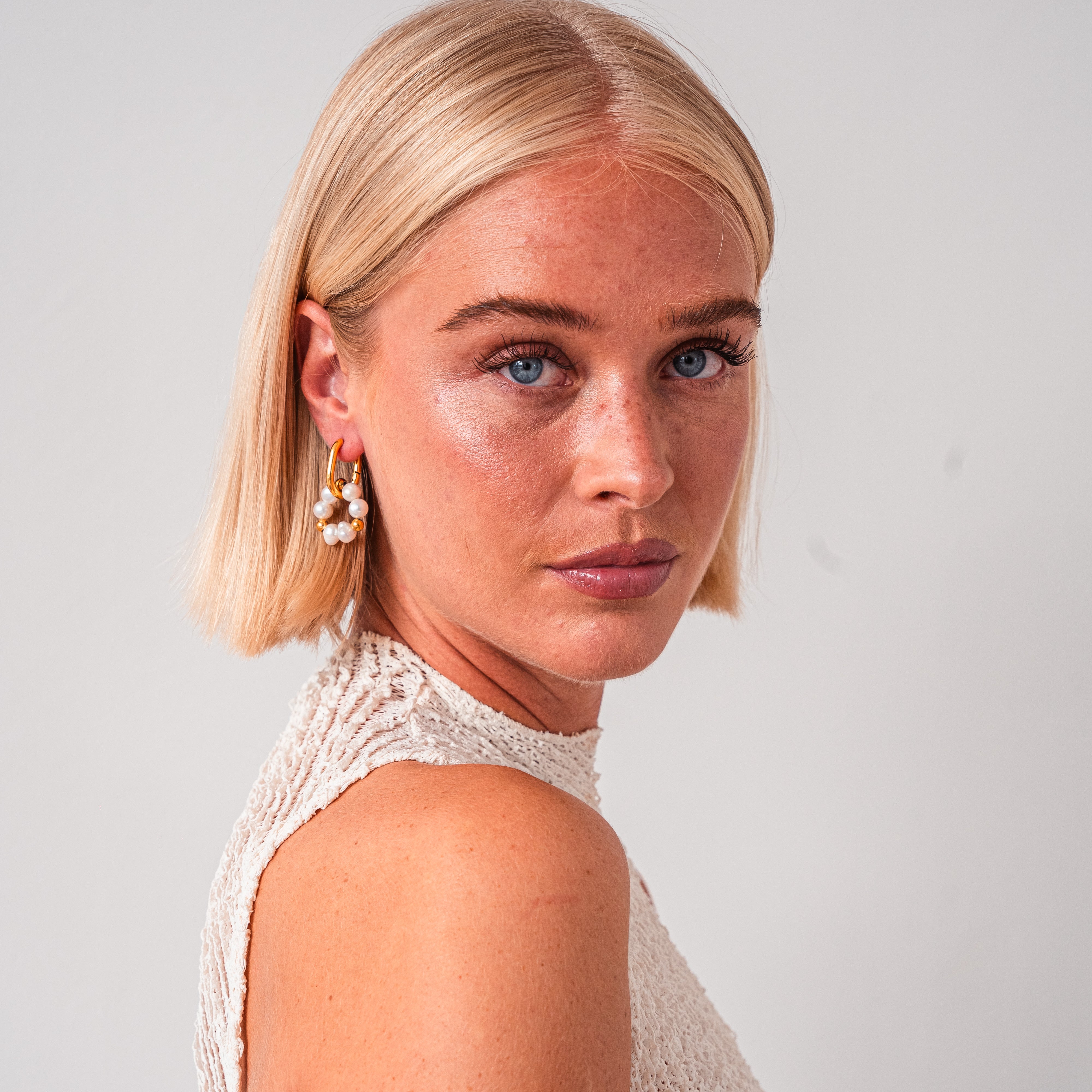 Perle med dinglende ørering