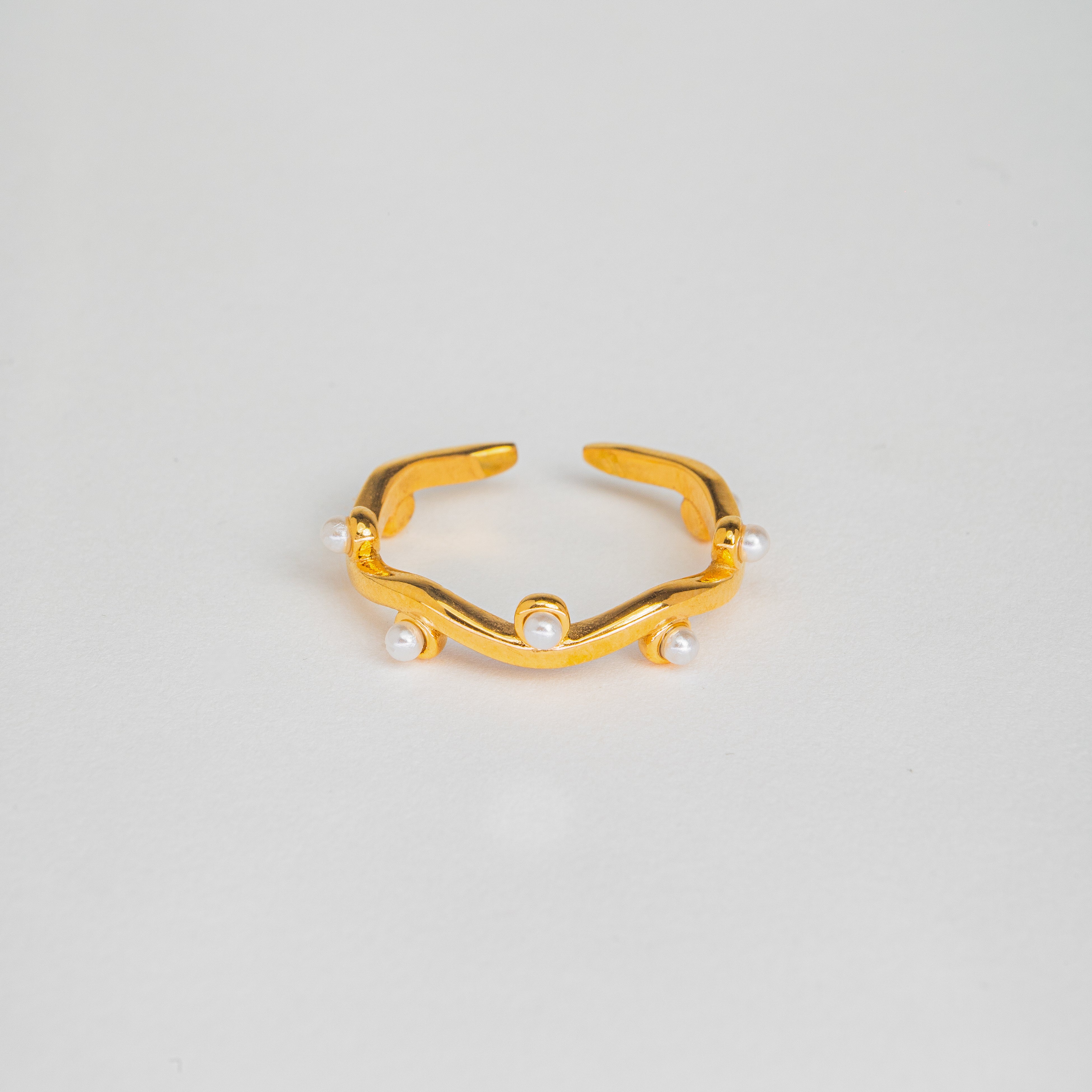 Ring med bølgeformet perle