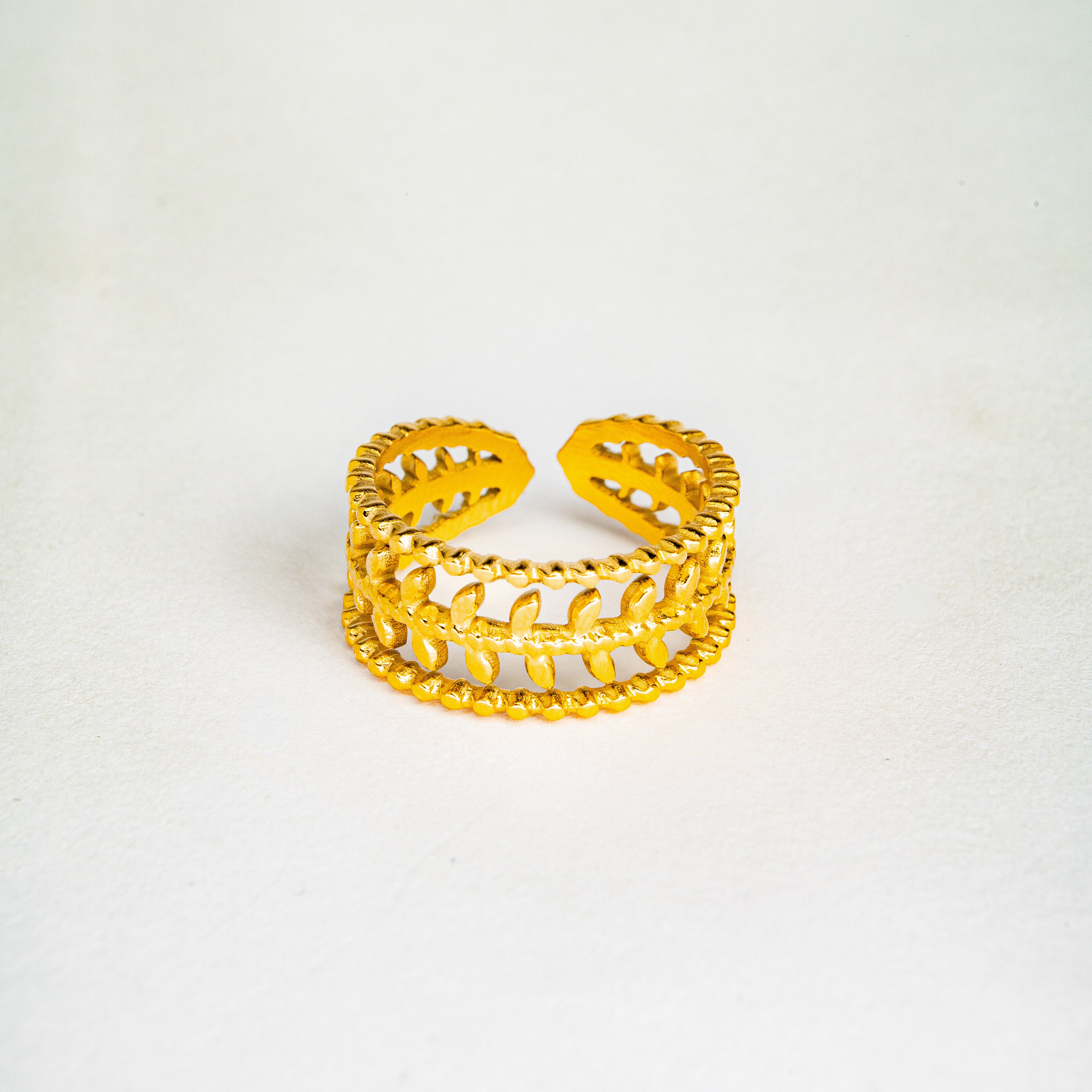 Marissa Ring med lagdelte blader